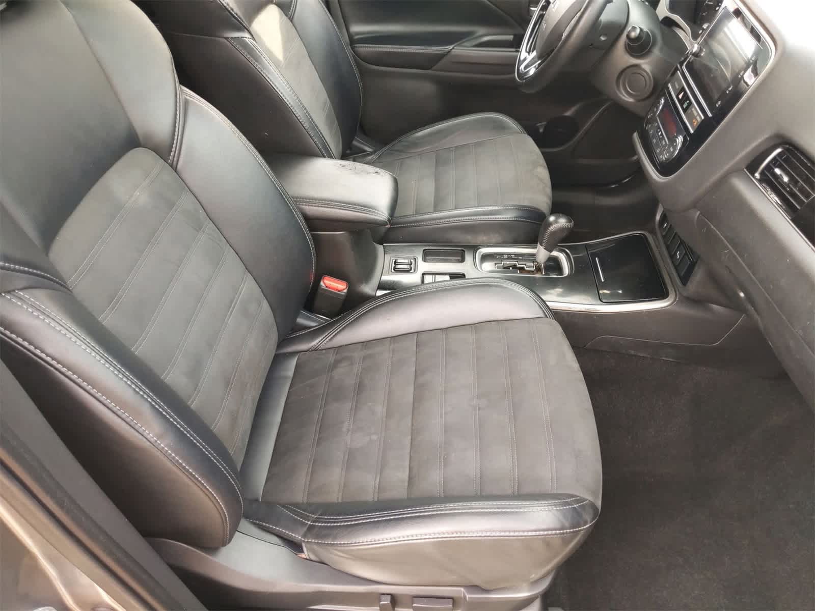 2019 Mitsubishi Outlander LE 22