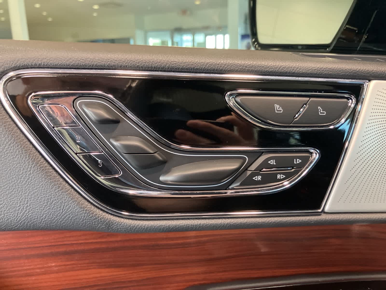 Thumbnail: 2023 Lincoln Navigator - 15