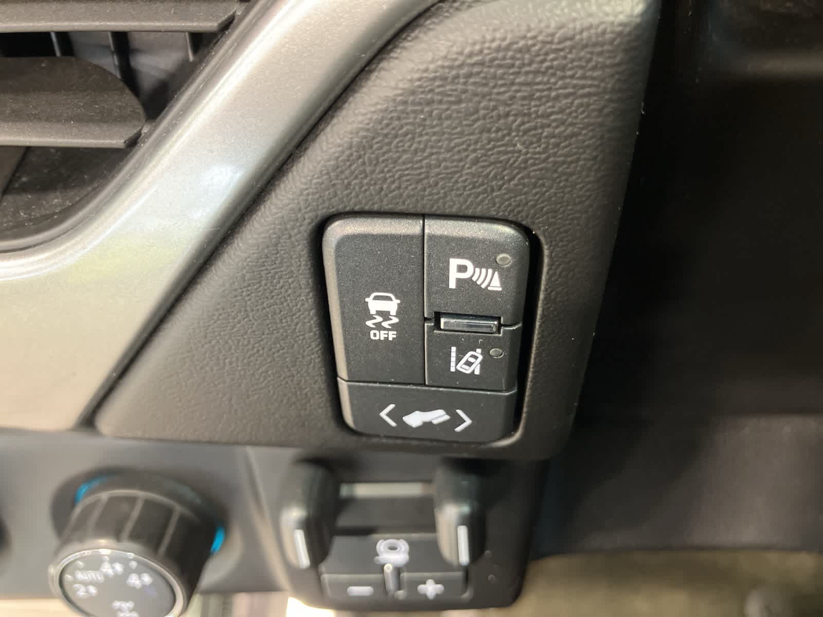 Thumbnail: 2015 Chevrolet Tahoe - 19