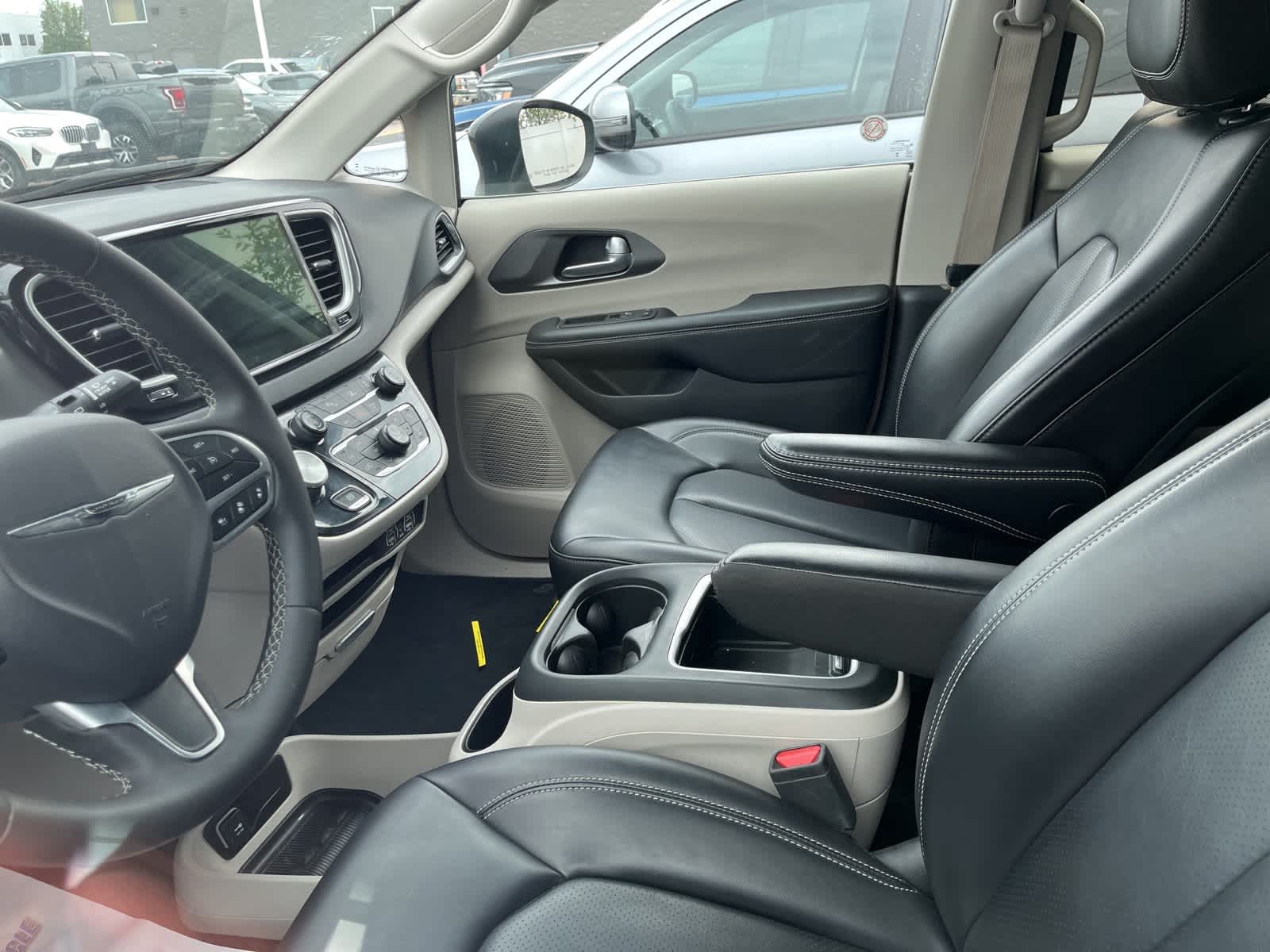 Thumbnail: 2023 Chrysler Pacifica - 24