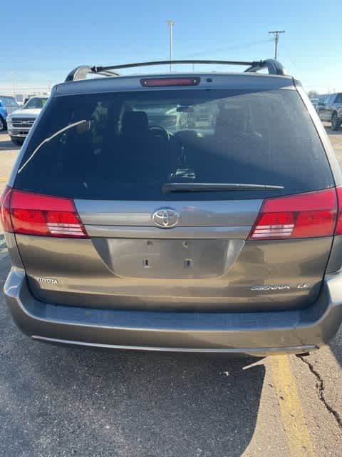2004 Toyota Sienna LE 4