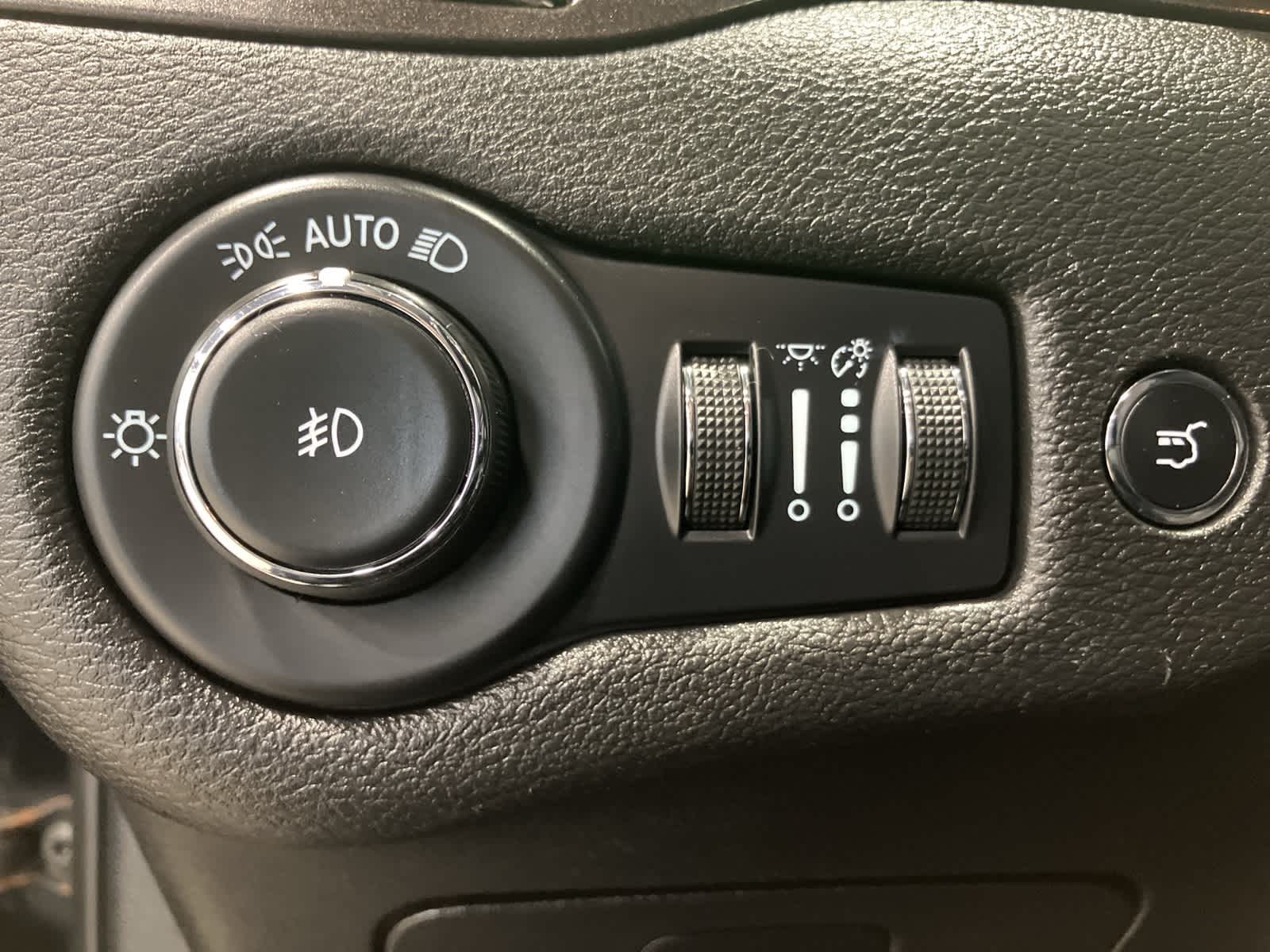 Thumbnail: 2021 Jeep Cherokee - 15