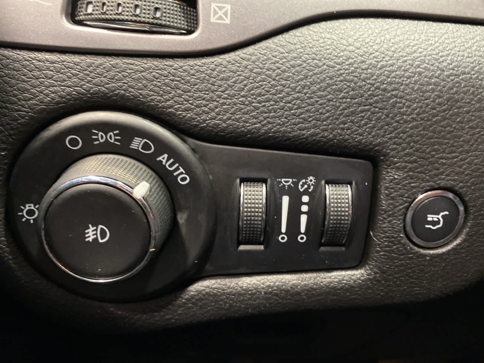 Thumbnail: 2021 Jeep Cherokee - 18