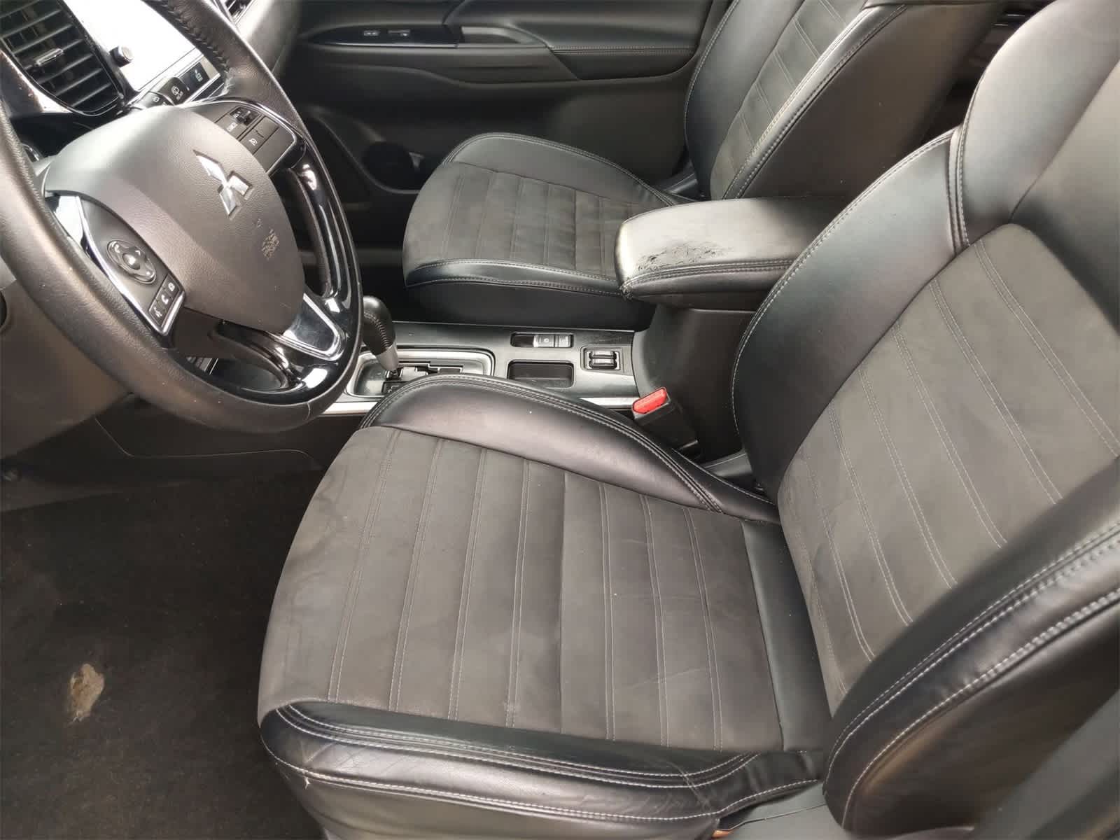 2019 Mitsubishi Outlander LE 16