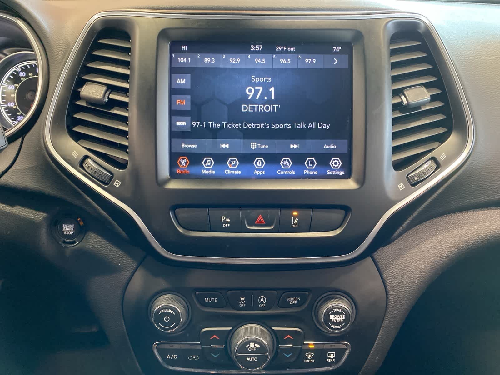 Thumbnail: 2021 Jeep Cherokee - 12