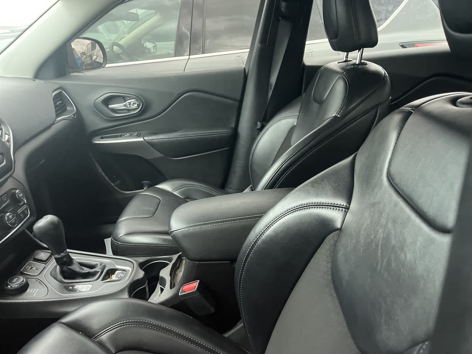 Thumbnail: 2019 Jeep Cherokee - 23