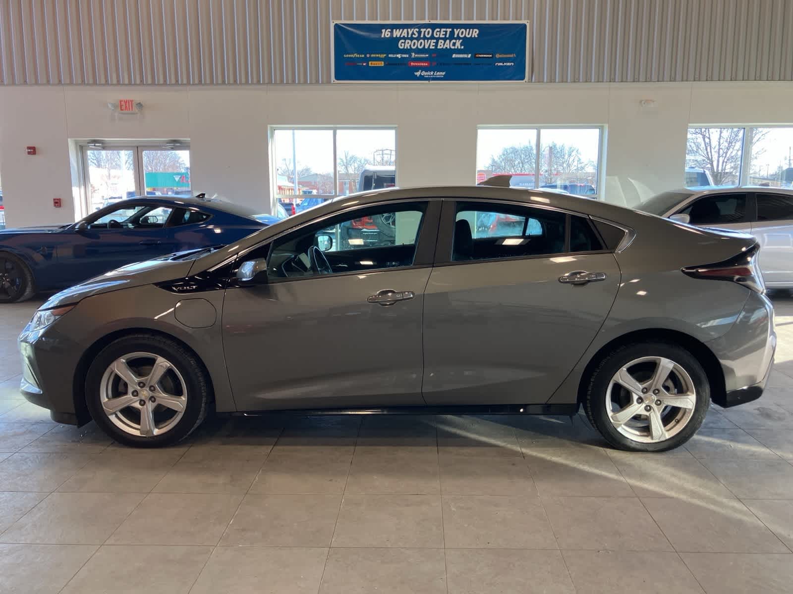 Thumbnail: 2017 Chevrolet Volt - 8