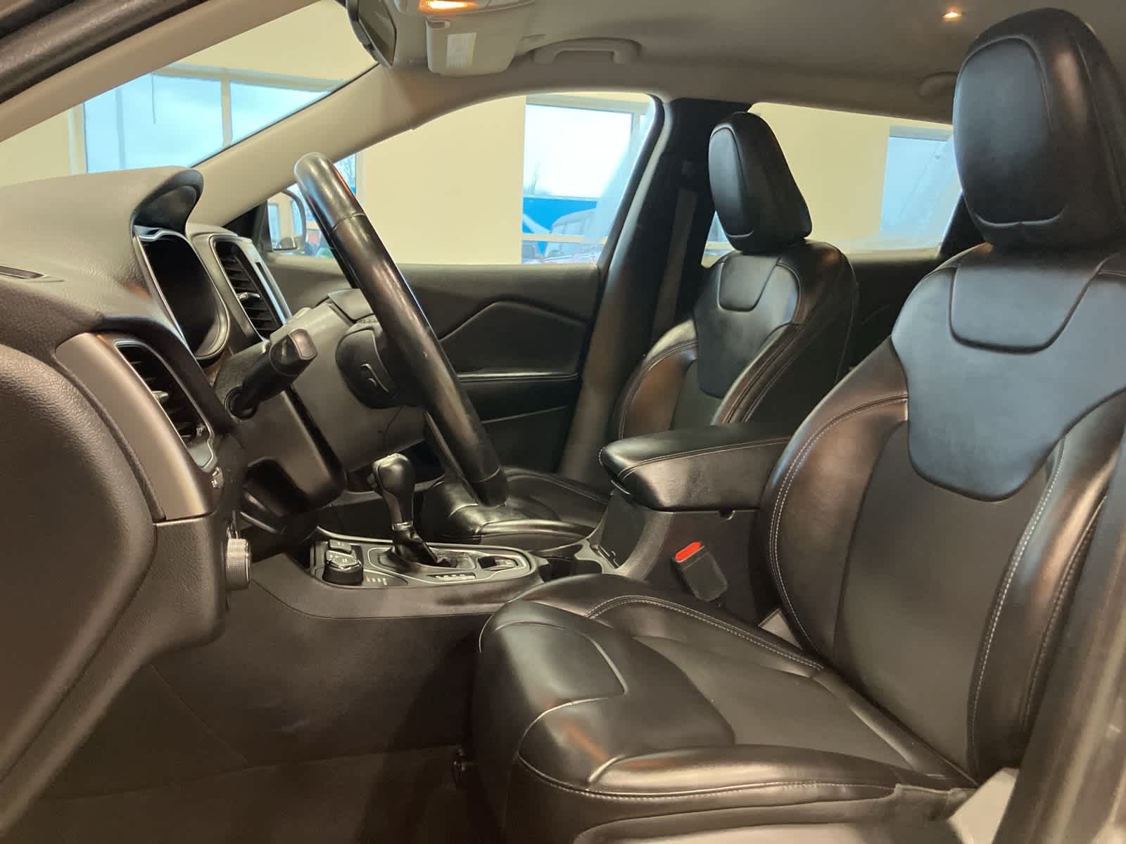 Thumbnail: 2020 Jeep Cherokee - 10