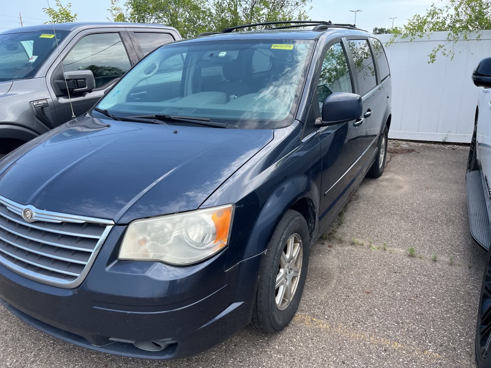 Thumbnail: 2008 Chrysler Town & Country - 4