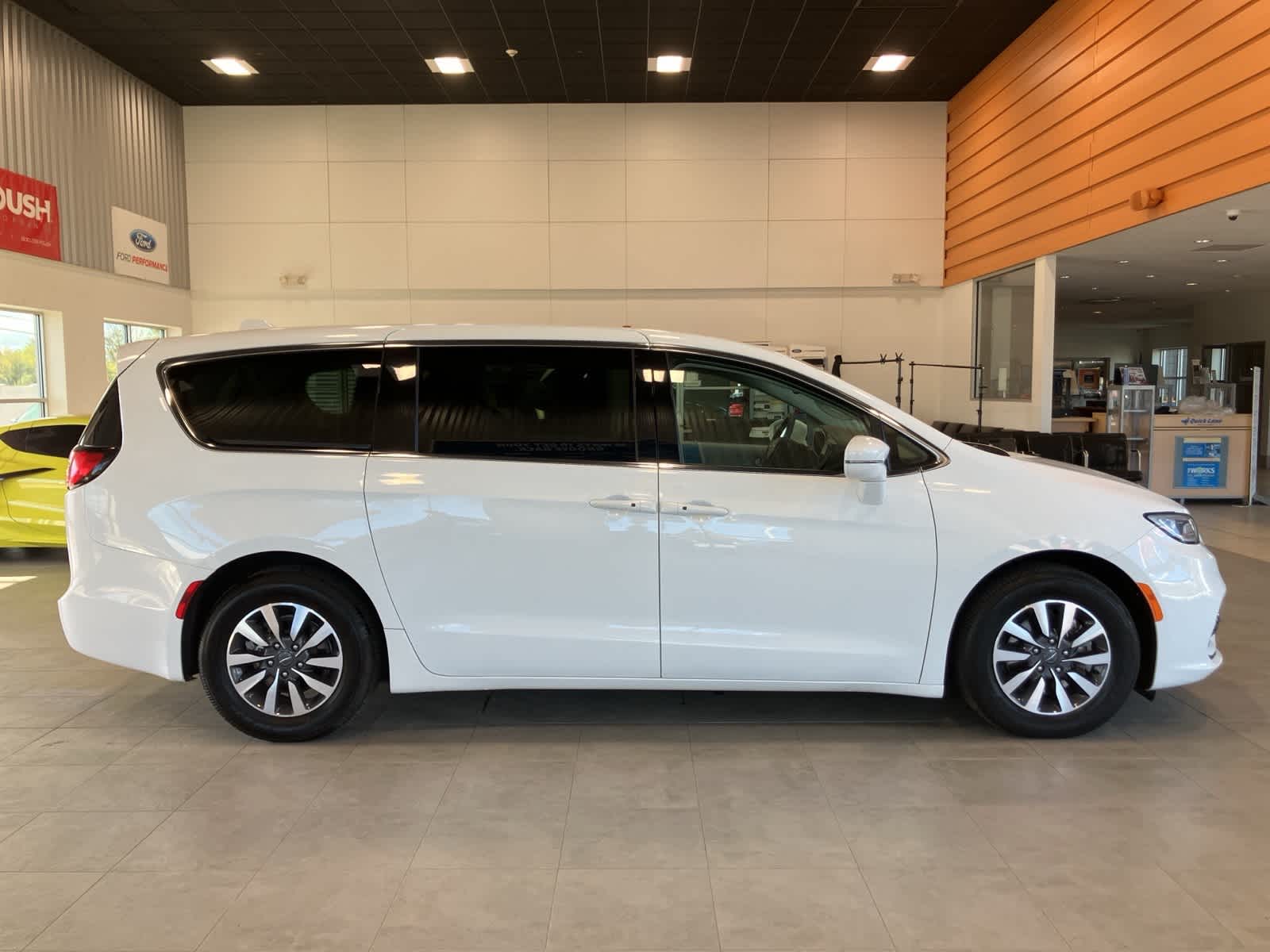 Thumbnail: 2022 Chrysler Pacifica - 4