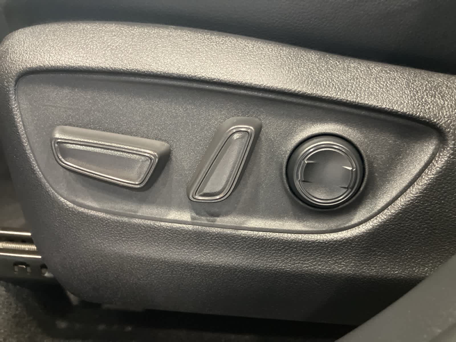 Thumbnail: 2023 Toyota Highlander - 13