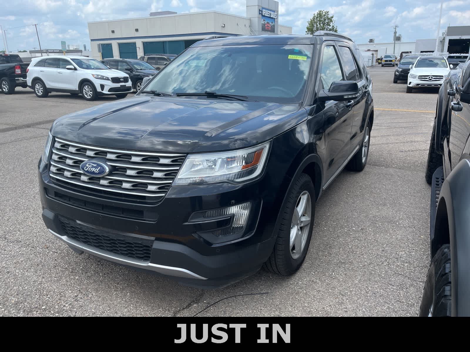 2016 Ford Explorer XLT Hero Image
