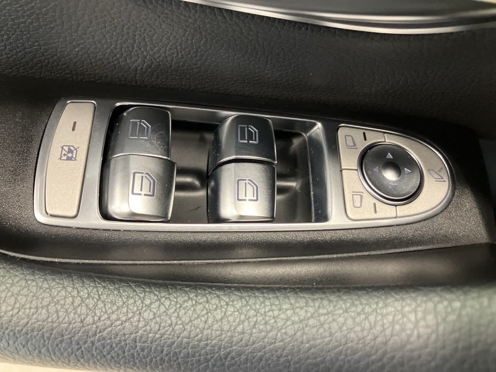 Thumbnail: 2022 Mercedes-Benz E-Class - 17