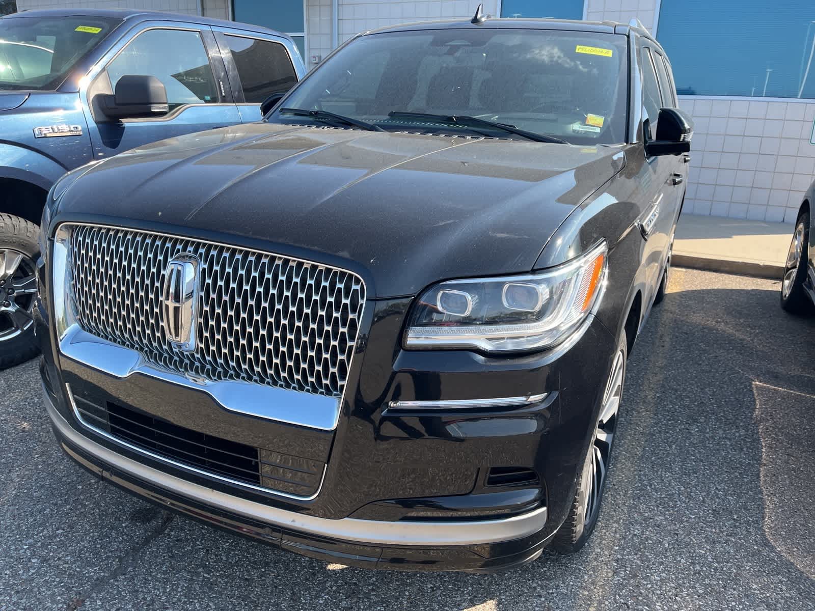 Thumbnail: 2023 Lincoln Navigator - 3