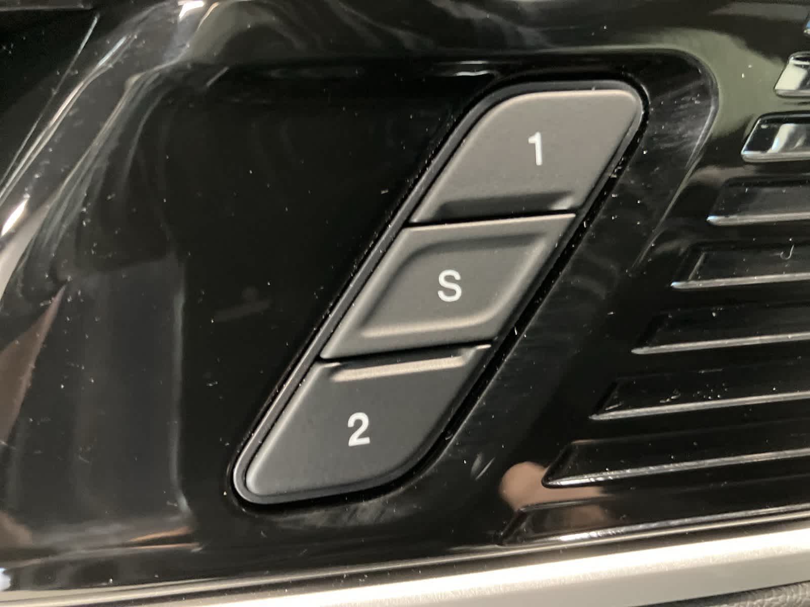 Thumbnail: 2022 Jeep Wagoneer - 16