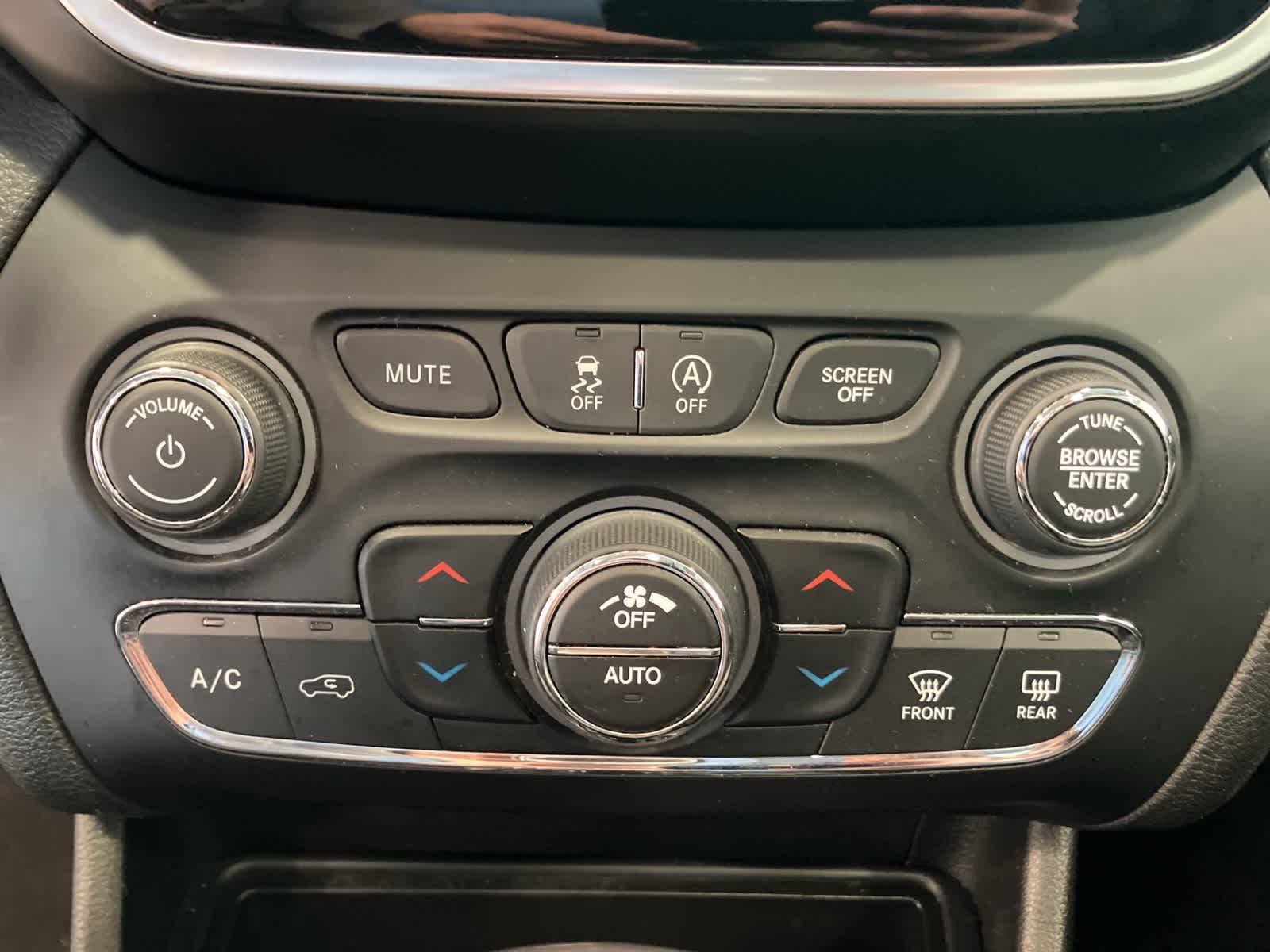 Thumbnail: 2020 Jeep Cherokee - 19