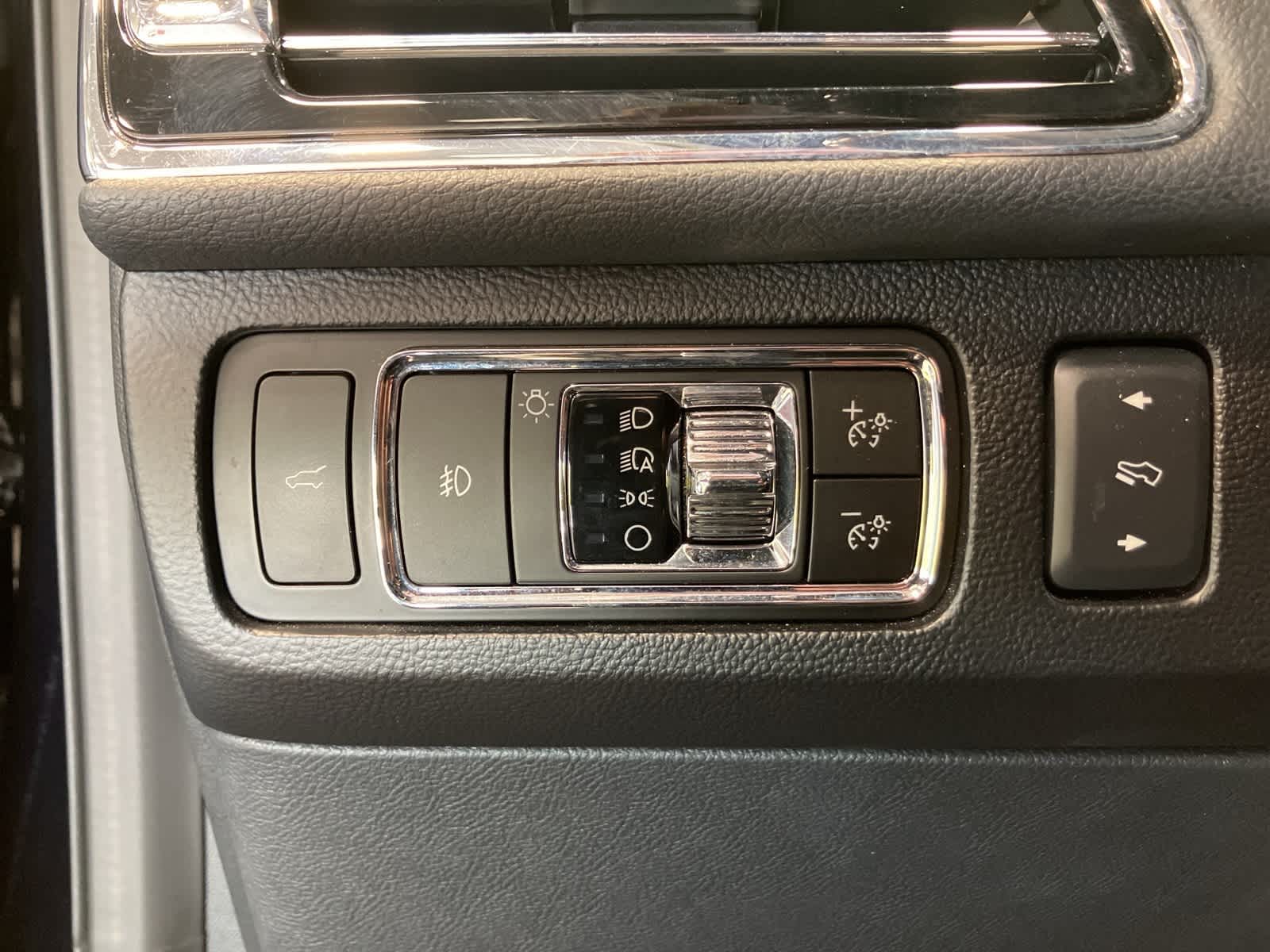 Thumbnail: 2023 Lincoln Navigator - 17