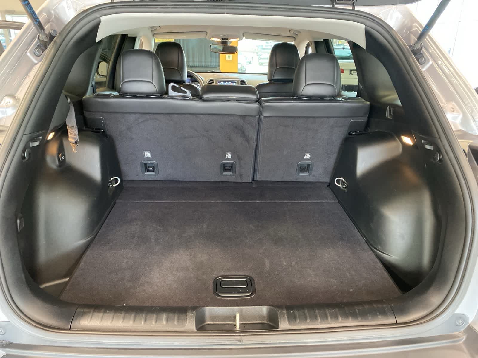 Thumbnail: 2020 Jeep Cherokee - 28