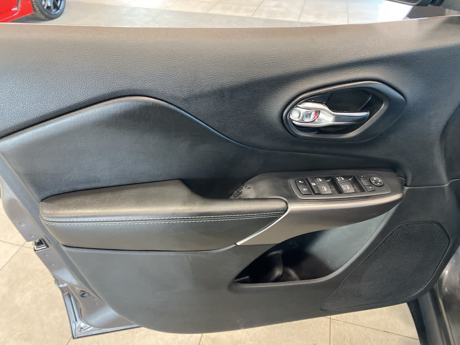 Thumbnail: 2021 Jeep Cherokee - 17