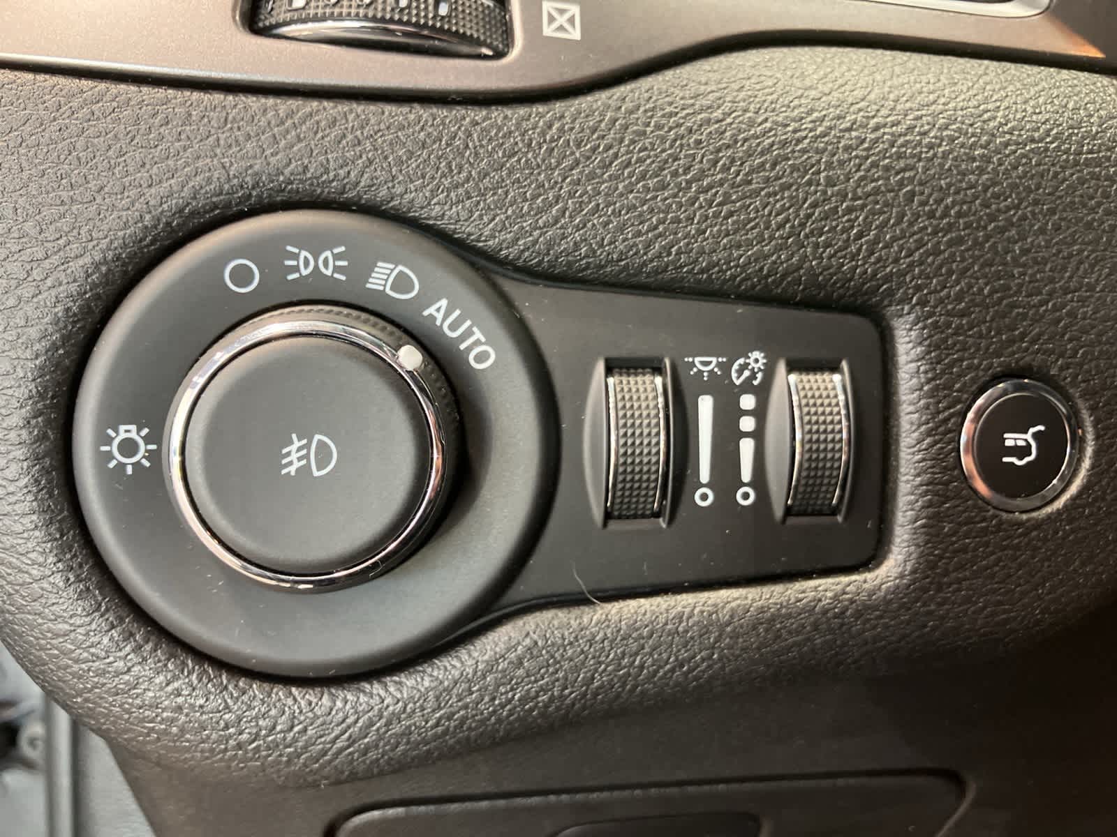 Thumbnail: 2020 Jeep Cherokee - 16