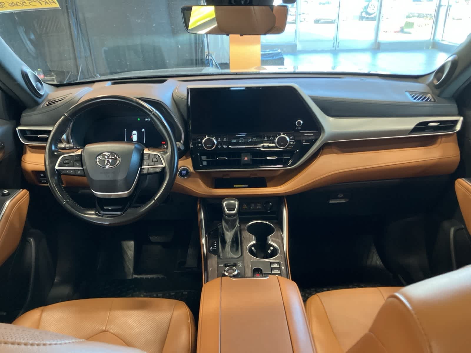 Thumbnail: 2023 Toyota Highlander - 27