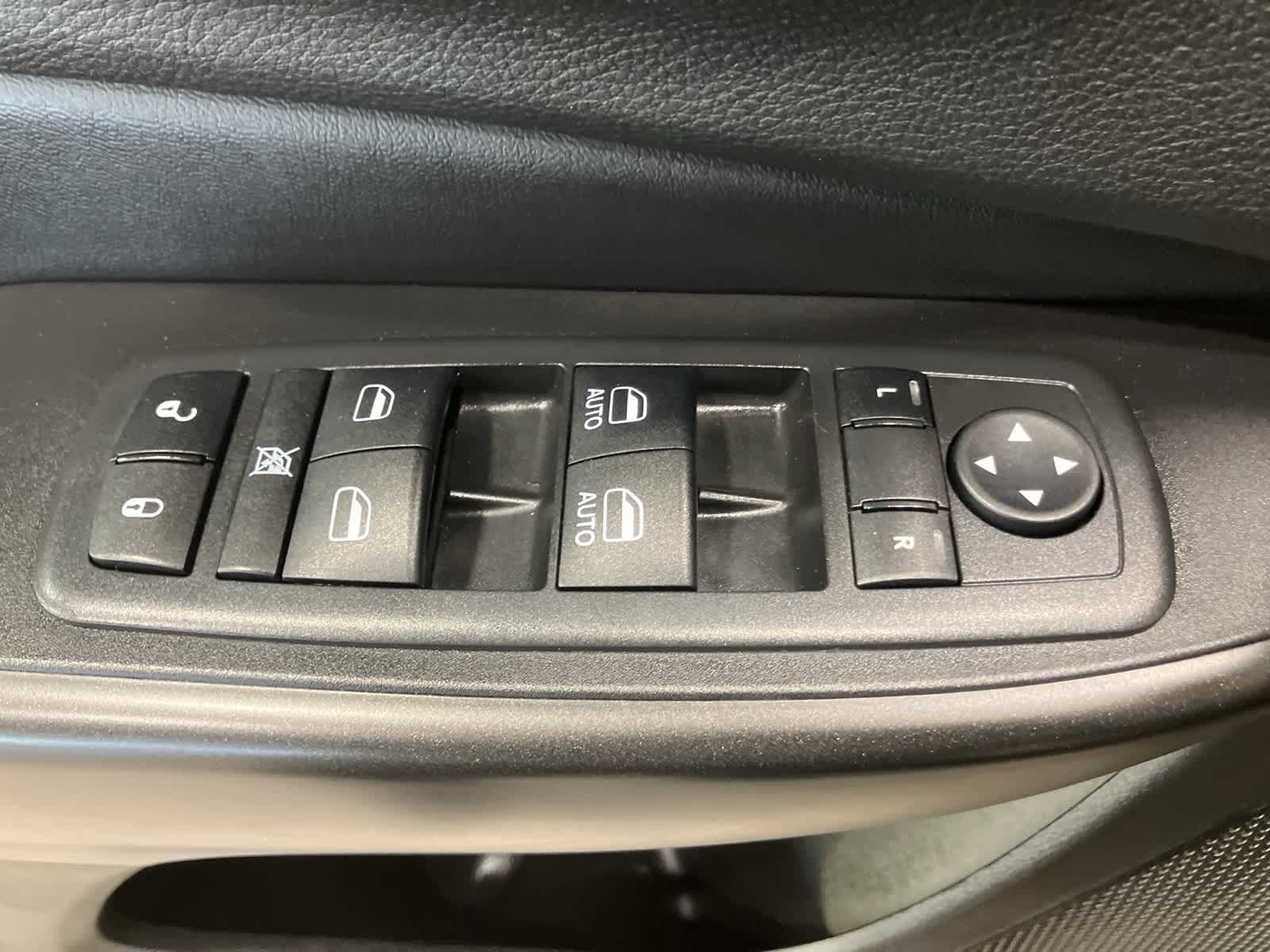 Thumbnail: 2019 Jeep Cherokee - 12