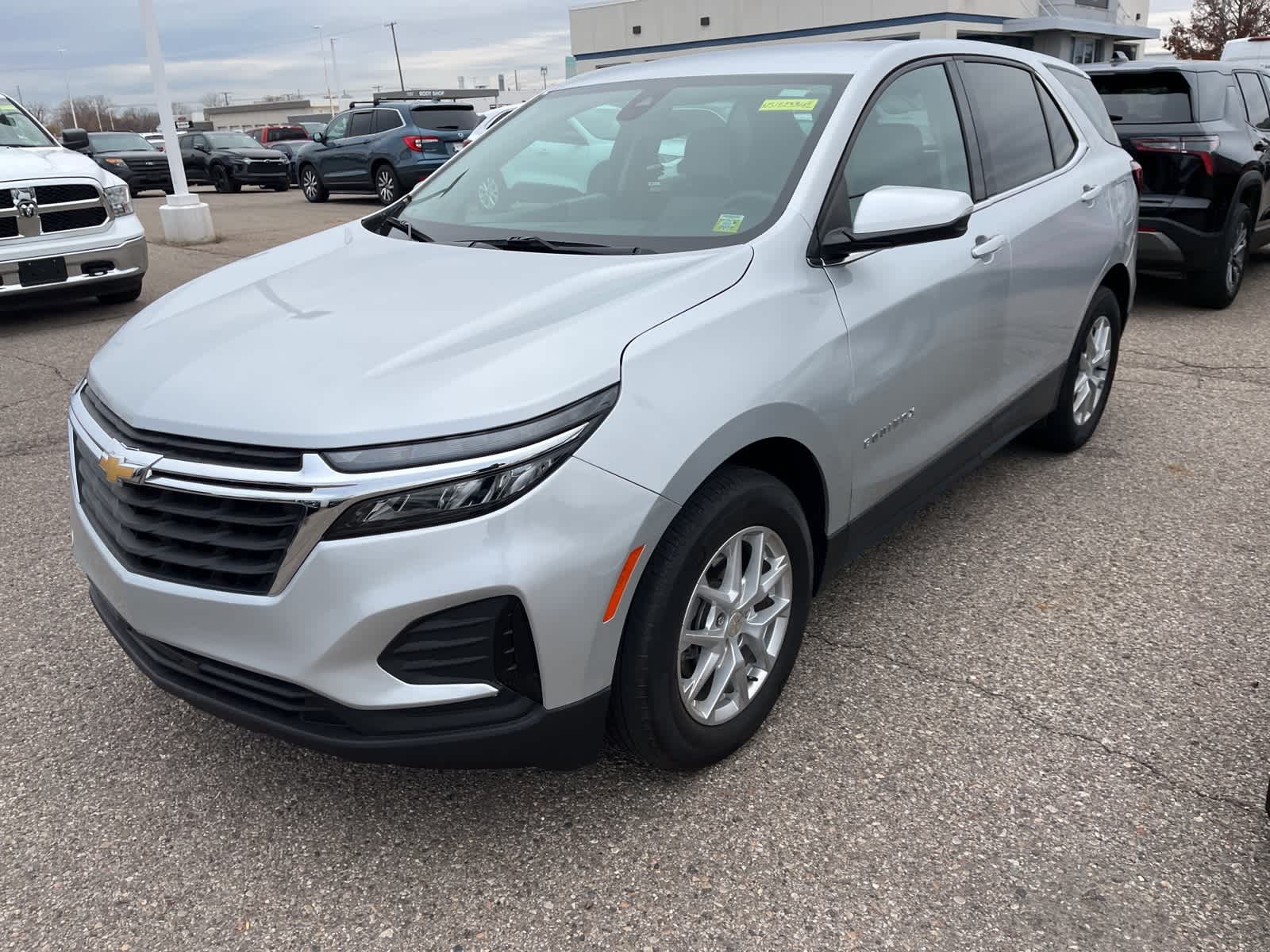 Thumbnail: 2022 Chevrolet Equinox - 3