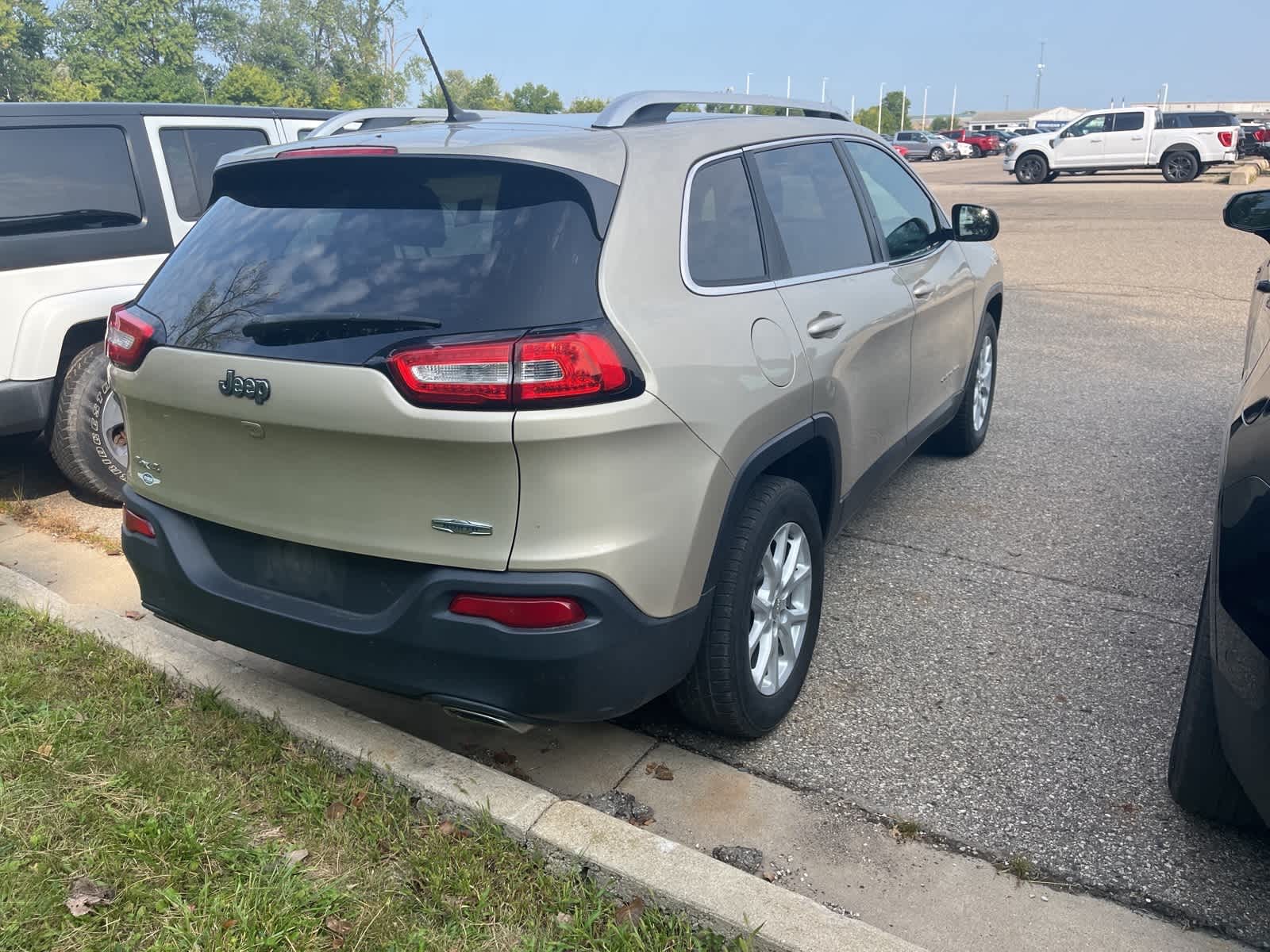 Thumbnail: 2015 Jeep Cherokee - 12