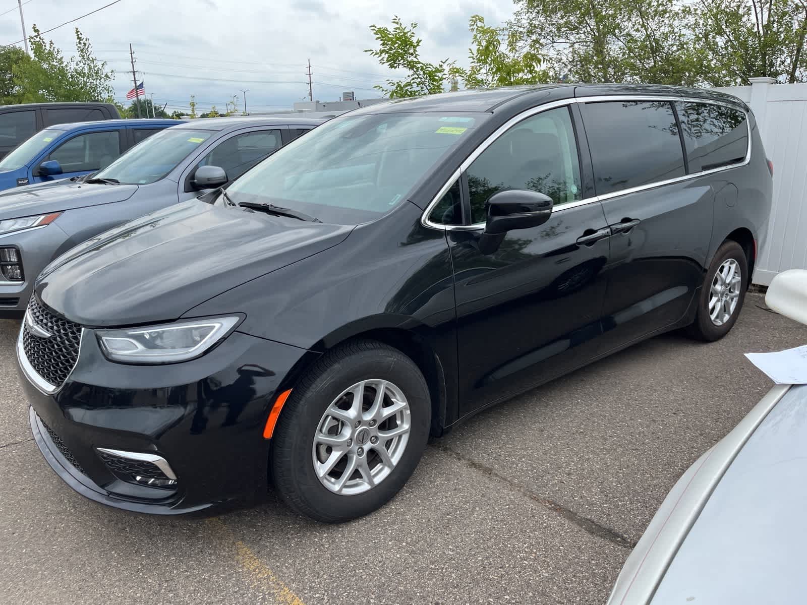 Thumbnail: 2023 Chrysler Pacifica - 5