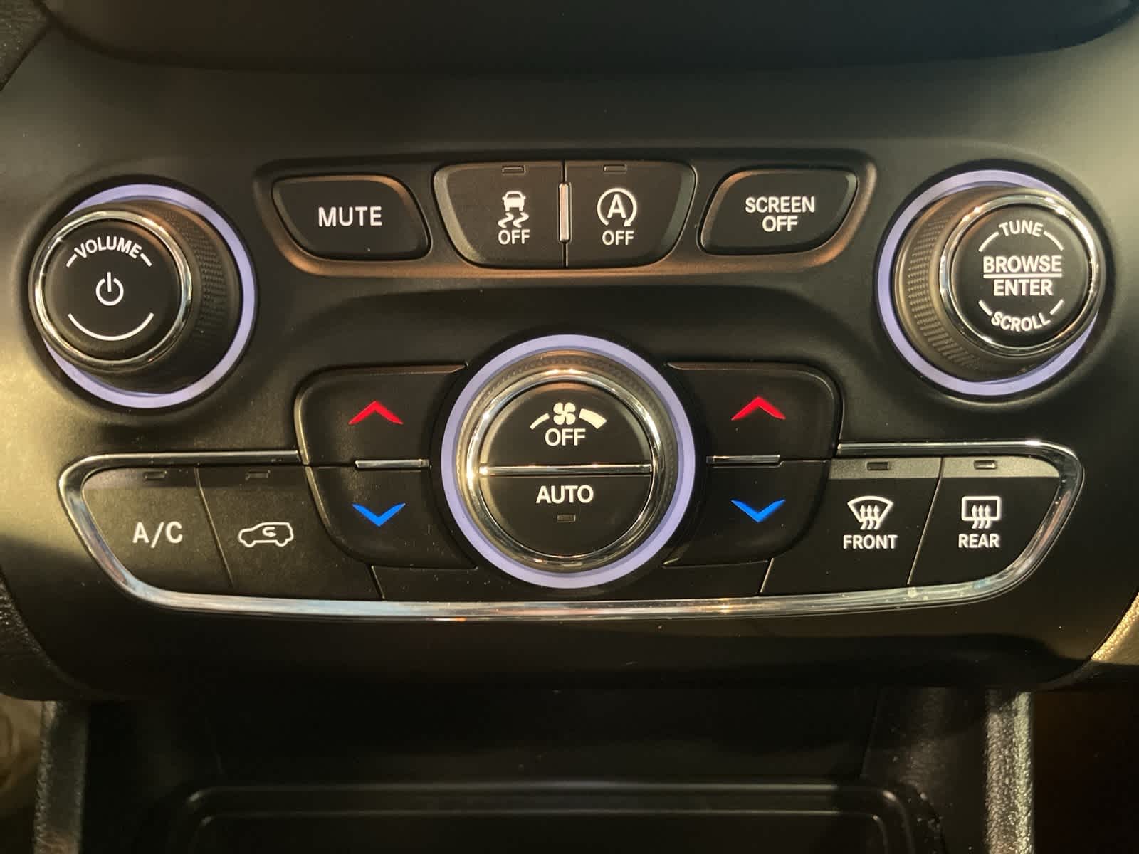 Thumbnail: 2019 Jeep Cherokee - 18