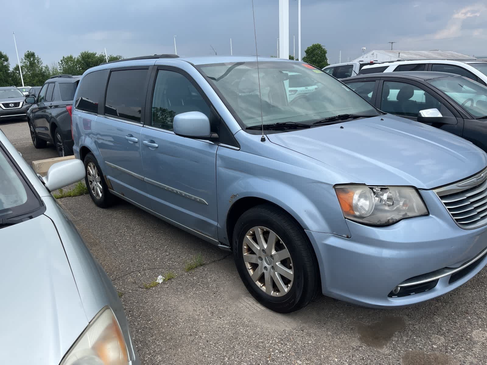 Thumbnail: 2013 Chrysler Town & Country - 17