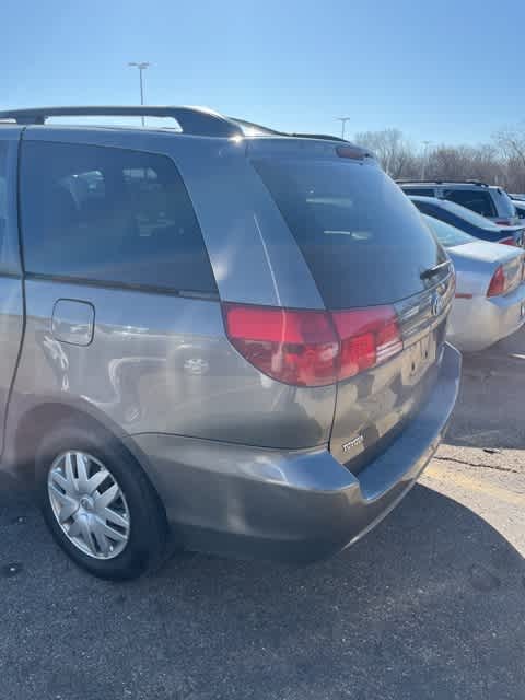 2004 Toyota Sienna LE 2