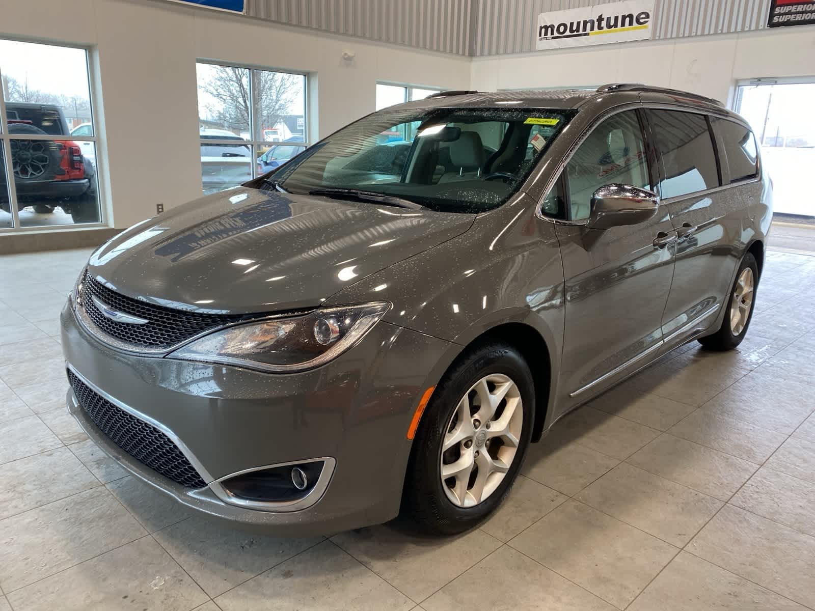2020 Chrysler Pacifica Limited -
                  Sterling Heights, MI
