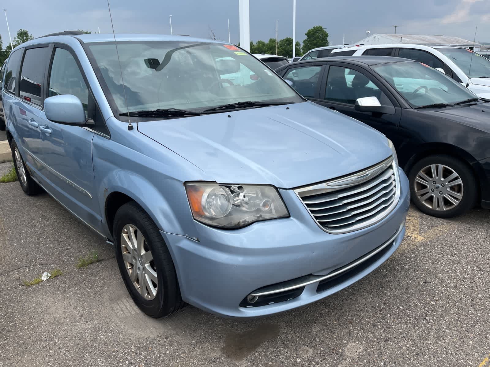Thumbnail: 2013 Chrysler Town & Country - 19