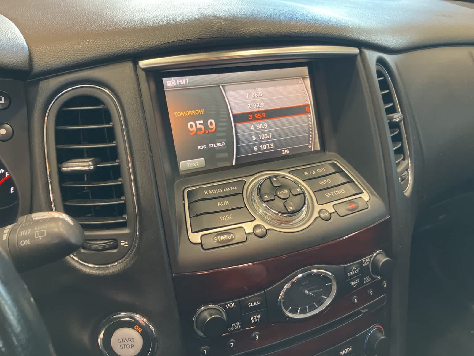 Thumbnail: 2010 INFINITI EX35 - 17