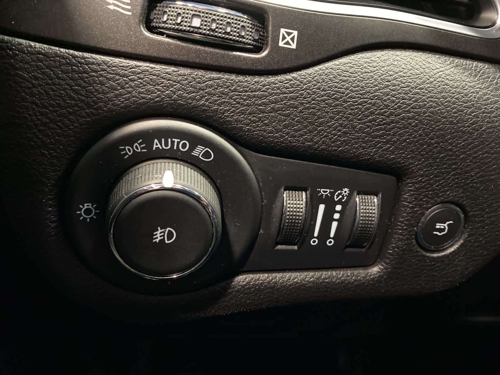 Thumbnail: 2021 Jeep Cherokee - 21