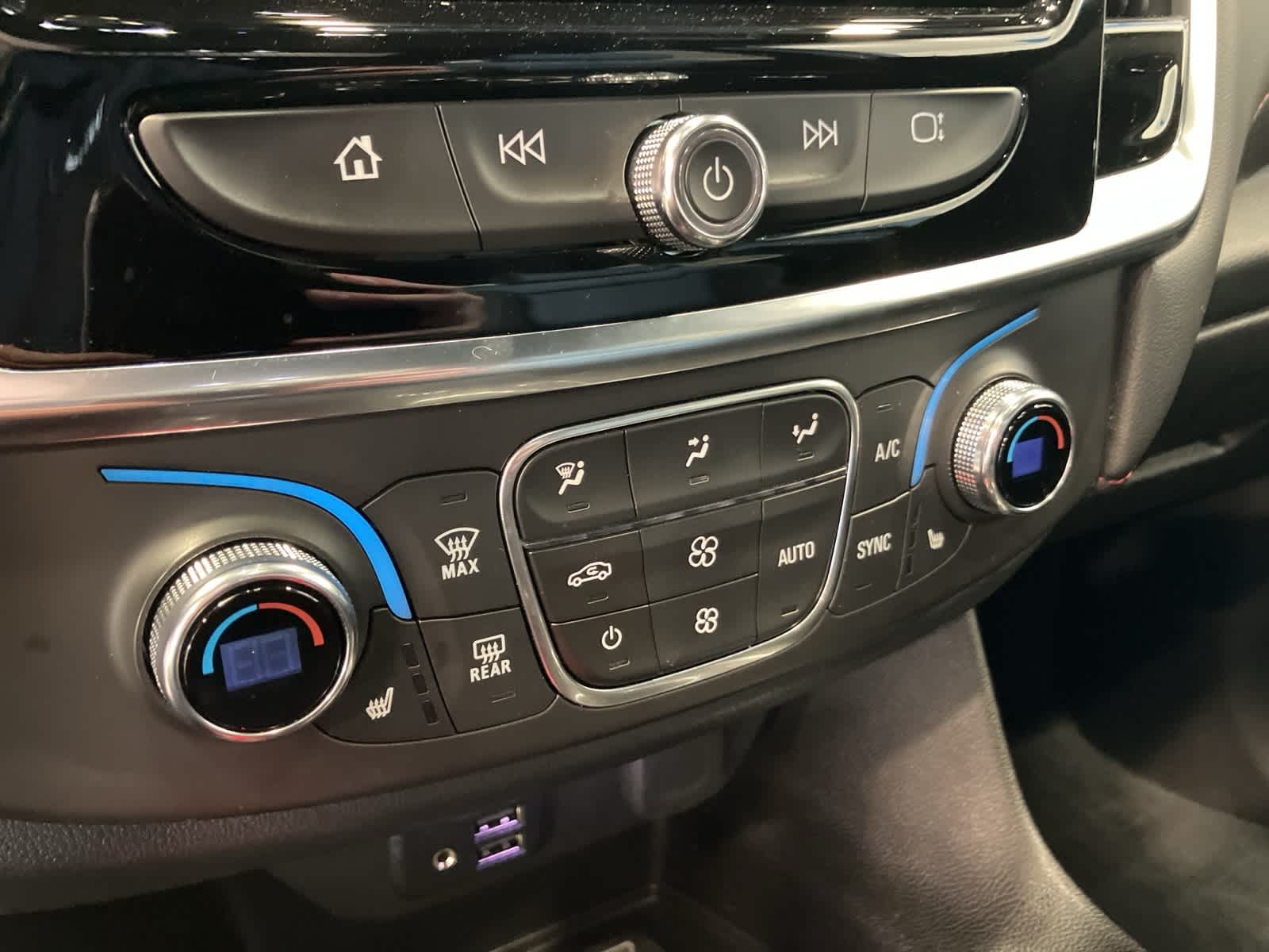 Thumbnail: 2022 Chevrolet Traverse - 23