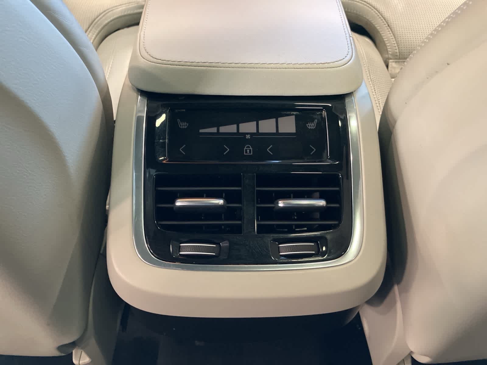 Thumbnail: 2022 Volvo XC90 - 23