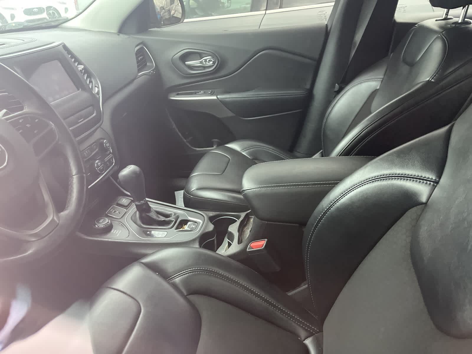 Thumbnail: 2019 Jeep Cherokee - 25