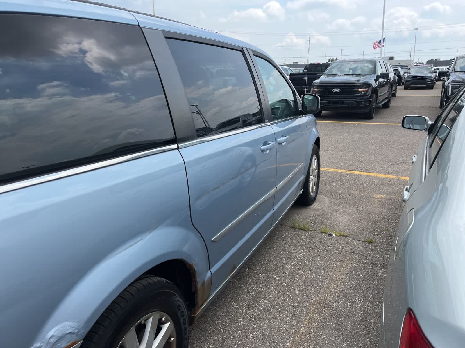 Thumbnail: 2013 Chrysler Town & Country - 16