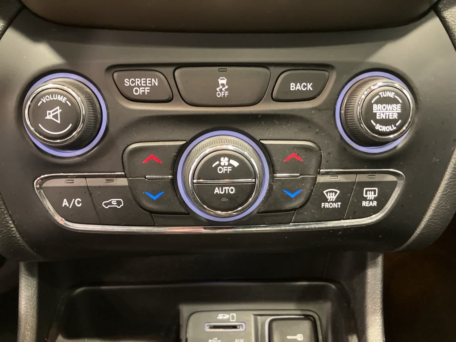 Thumbnail: 2016 Jeep Cherokee - 22