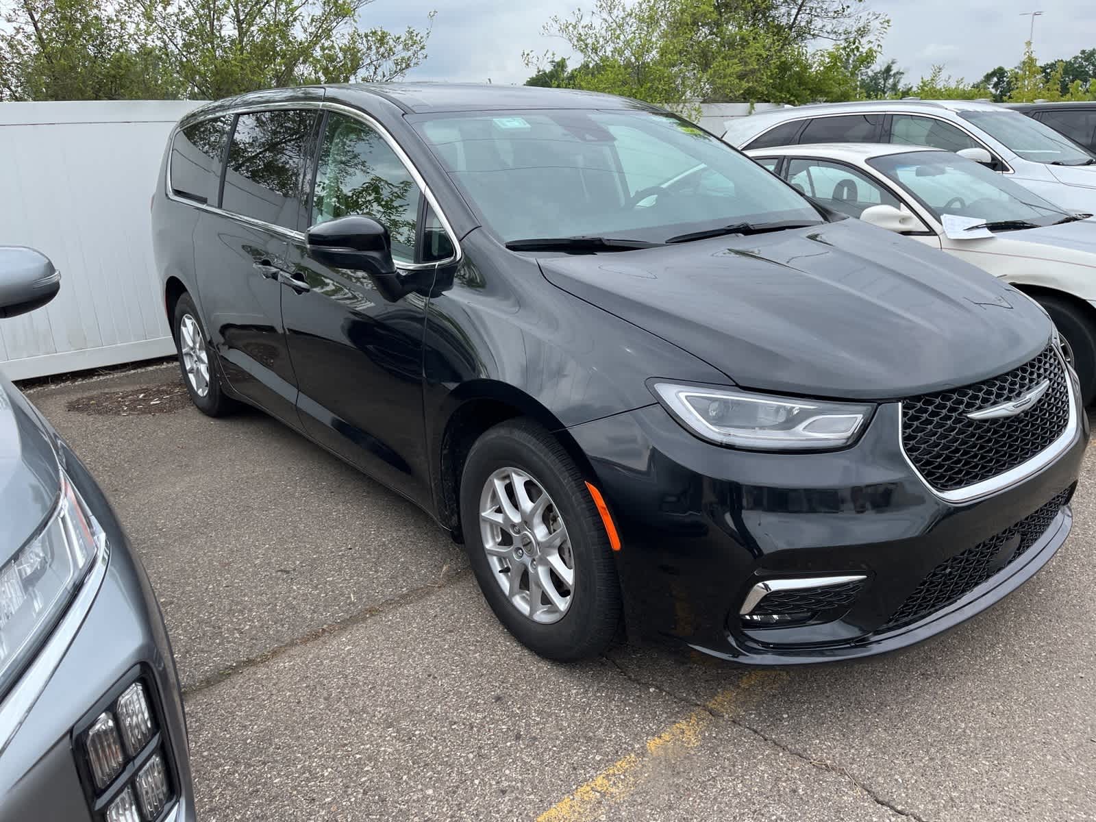 Thumbnail: 2023 Chrysler Pacifica - 17