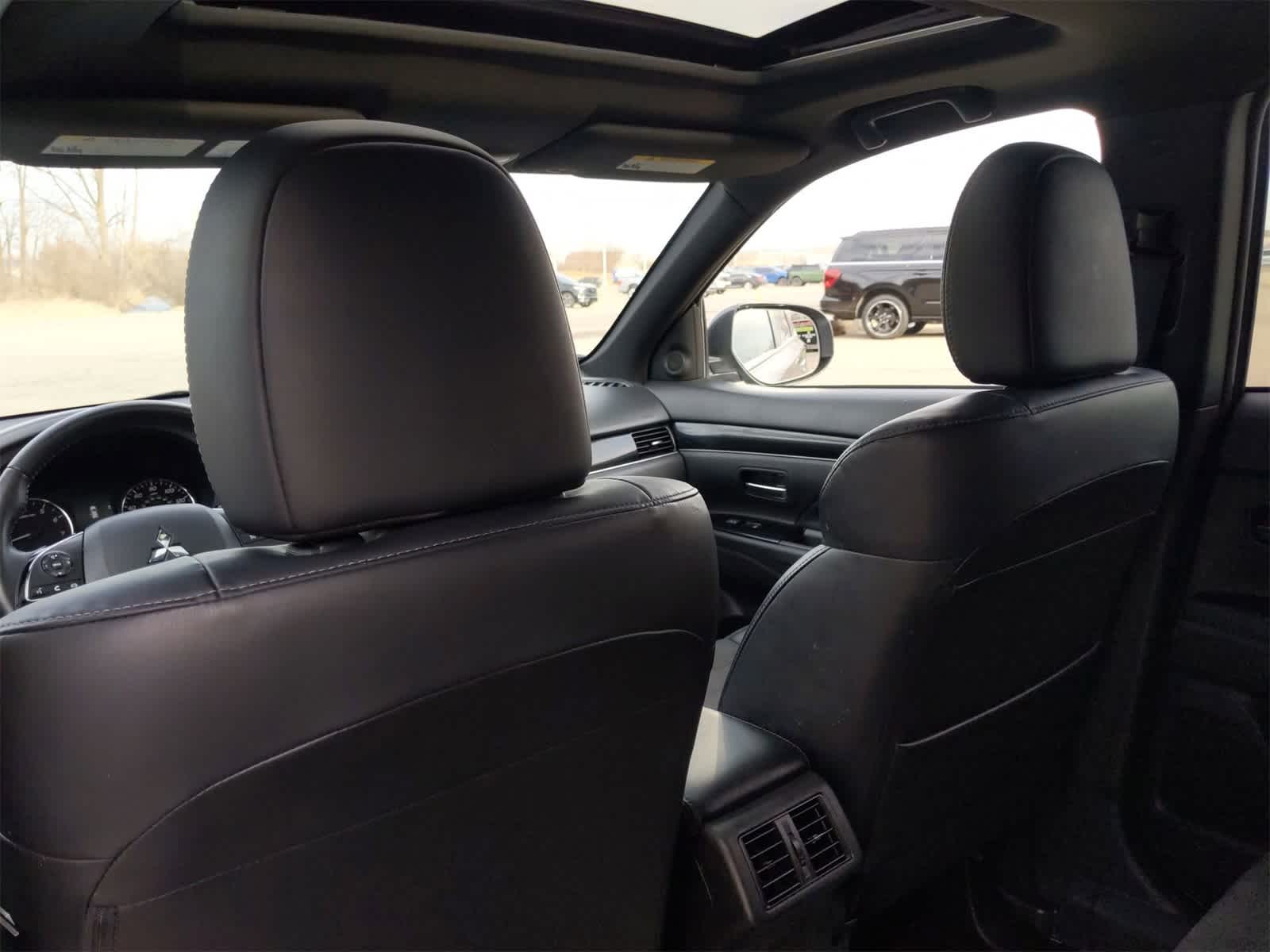 2019 Mitsubishi Outlander LE 18