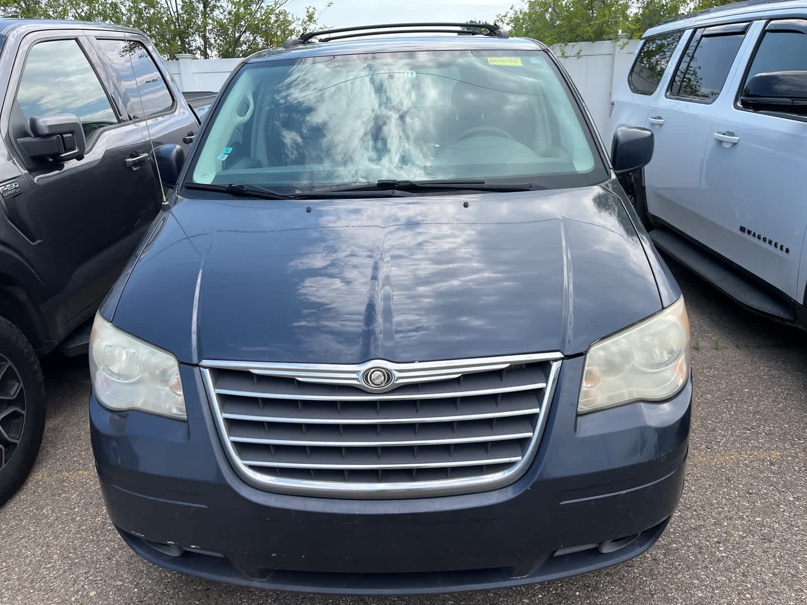 Thumbnail: 2008 Chrysler Town & Country - 19