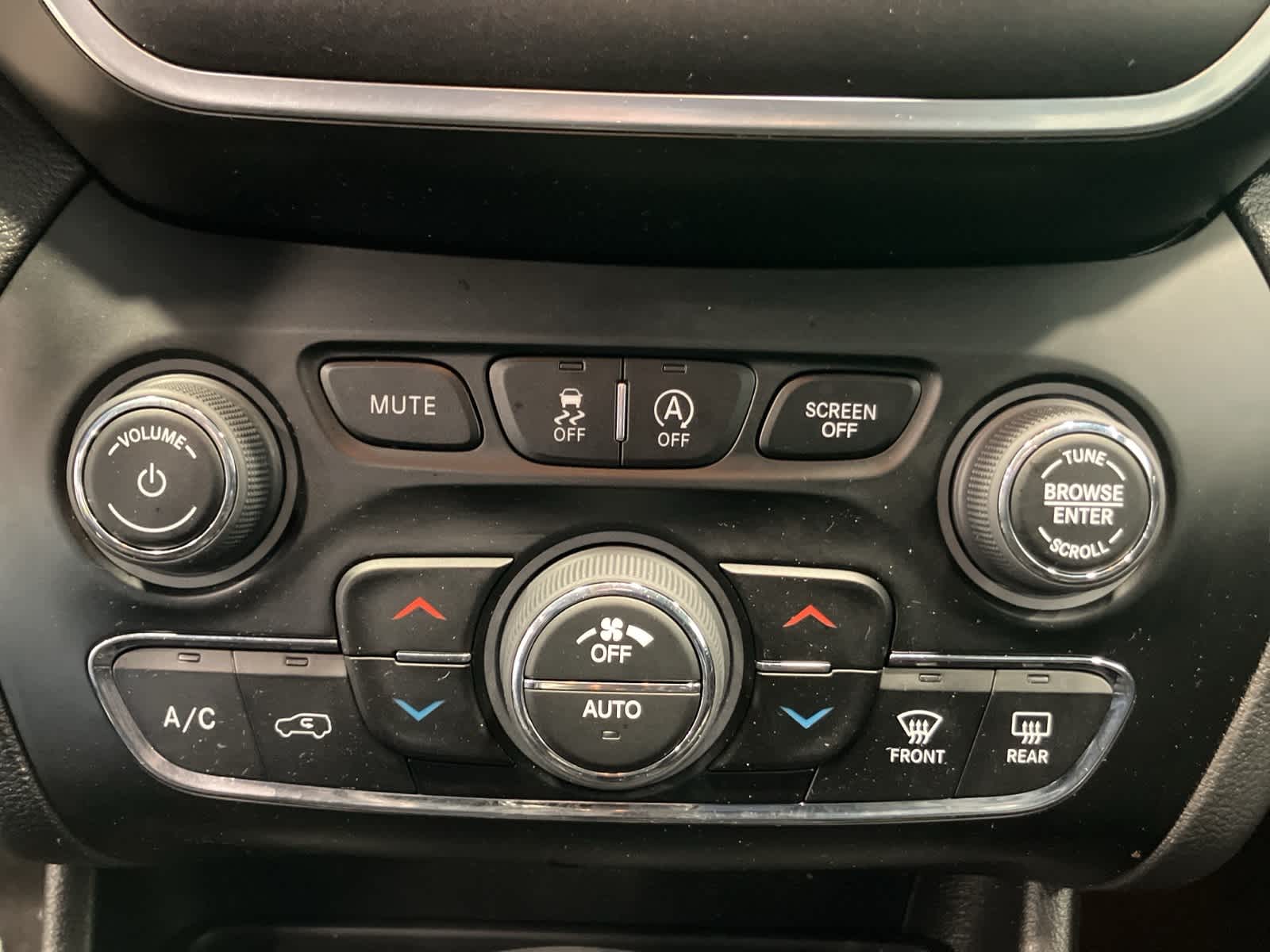 Thumbnail: 2020 Jeep Cherokee - 16