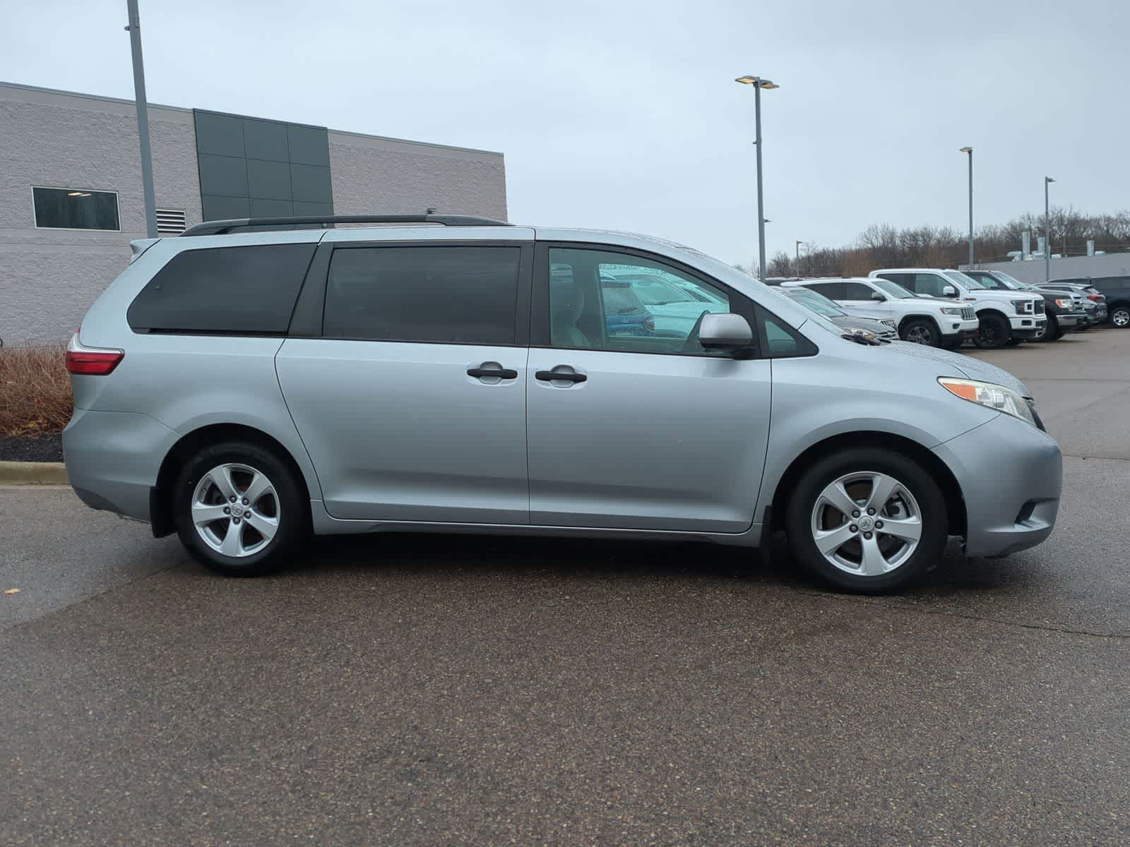 Thumbnail: 2016 Toyota Sienna - 9