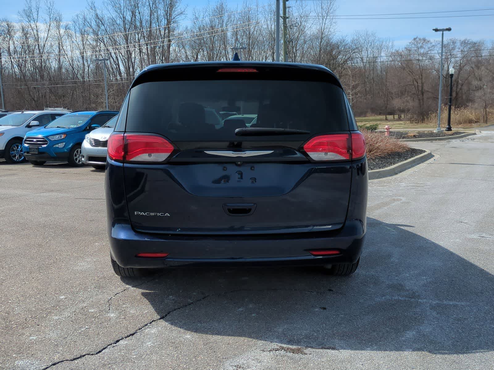 Thumbnail: 2017 Chrysler Pacifica - 7