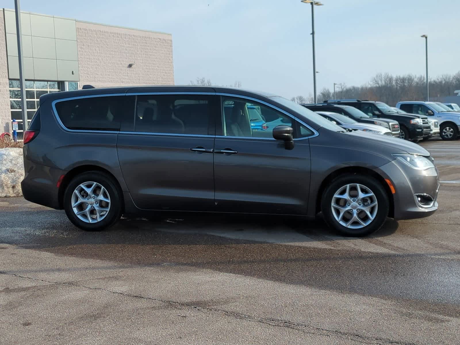 Thumbnail: 2018 Chrysler Pacifica - 9