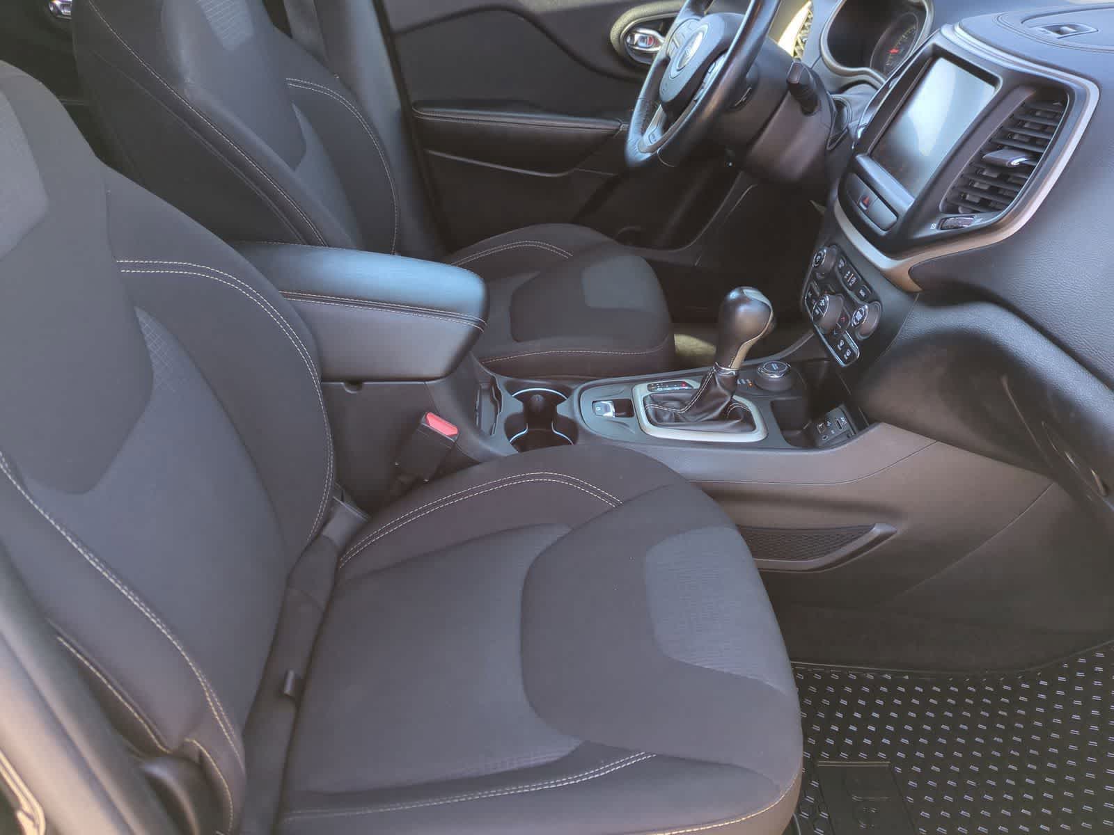 Thumbnail: 2016 Jeep Cherokee - 21