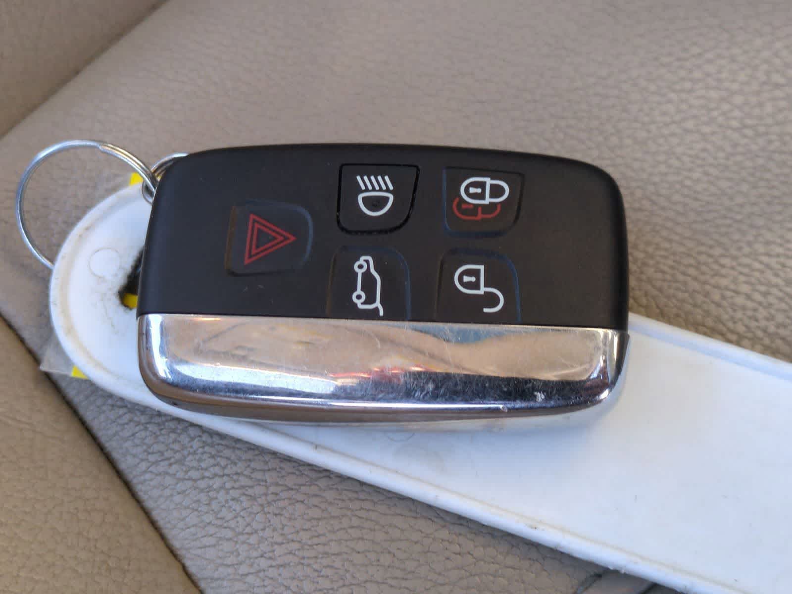 Thumbnail: 2016 Land Rover LR4 - 36